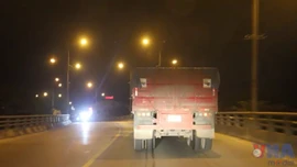 Xe tải né trạm thu phí tàn phá đường huyện ở Nghệ An 