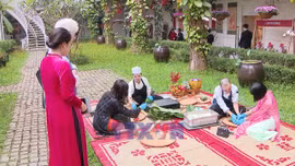 Khách Tây thích thú trải nghiệm Tết Việt