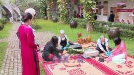 Khách Tây thích thú trải nghiệm Tết Việt