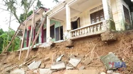 Di dời các hộ dân vùng núi bị sập nhà, nguy cơ sạt lở tại Huế 