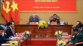 Phó Thủ tướng Thường trực Nguyễn Hòa Bình thăm và làm việc với Quân khu 5