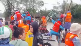 Khẩn trương ứng cứu người dân vùng ngập lũ sâu
