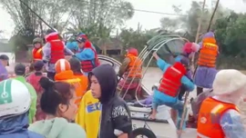 Khẩn trương ứng cứu người dân vùng ngập lũ sâu