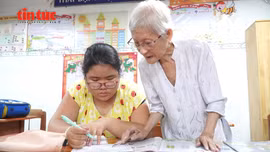 Cô giáo U80 mở lớp xóa mù chữ cho hơn 1.000 trẻ em kém may mắn
