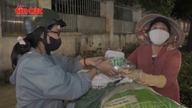 Những suất ăn đêm nhẹ lòng gánh mưu sinh