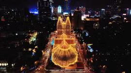 Không khí nhộn nhịp, dòng người tấp nập đổ về Nhà thờ Đức Bà chụp ảnh