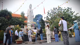 Người dân TP Hồ Chí Minh nô nức đi chùa cầu an dịp Tết Nguyên tiêu