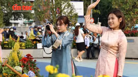 Rộn ràng không khí Tết tại chợ Bến Thành và Hồ Con Rùa sau chỉnh trang