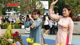 Rộn ràng không khí Tết tại chợ Bến Thành và Hồ Con Rùa sau chỉnh trang