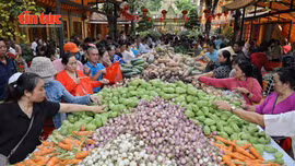 Hàng trăm Phật tử nhận lộc đầu năm từ chùa Chantarangsay