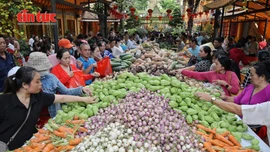 Hàng trăm Phật tử nhận lộc đầu năm từ chùa Chantarangsay