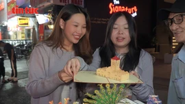 Lan tỏa vẻ đẹp Việt qua những tấm thiệp mô hình thủ công