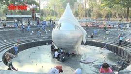 Cận cảnh biểu trưng 'Giọt nước mắt' tại Đài tưởng niệm nạn nhân COVID-19