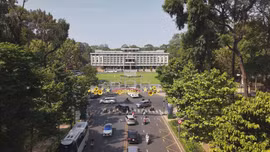 TP Hồ Chí Minh: Tất bật trang hoàng đường phố sẵn sàng cho đại lễ 30/4