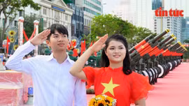 Người dân tranh thủ lưu lại những khoảnh khắc mừng ngày 30/4 lịch sử