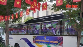 Ấm áp những chuyến xe nghĩa tình đưa công nhân về quê đón Tết