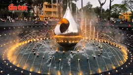 Nhạc nước lung linh tại Tượng đài Giọt nước thu hút người dân TP Hồ Chí Minh