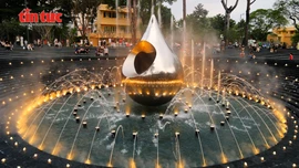 Nhạc nước lung linh tại Tượng đài Giọt nước thu hút người dân TP Hồ Chí Minh