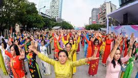 Sôi động đồng diễn áo dài tại Lễ hội Áo dài TP Hồ Chí Minh
