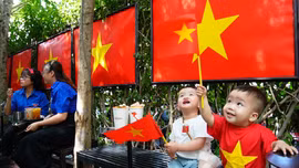 Quán cà phê ở TP Hồ Chí Minh trang trí cờ hoa mừng đại lễ 30/4