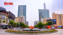 Người dân phấn khởi khi 'đất vàng' được cải tạo thành vườn hoa Tết