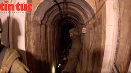 Cận cảnh binh sĩ Israel di chuyển trong đường hầm của Hamas dưới bệnh viện Al-Shifa ở Dải Gaza