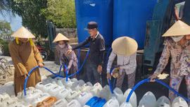 Người dân nhận nước sạch miễn phí từ các nhà hảo tâm, mạnh thường quân.