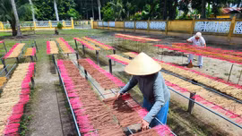 Bộ Văn hoá - Thể thao và Du lịch vừa ban hành quyết định công nhận nghề thủ công truyền thống làm nhang ở tỉnh Tây Ninh là di sản văn hoá phi vật thể quốc gia.