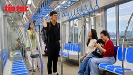 Trên chuyến tàu tuyến metro số 1 chiều ngày 12/12, chạy thử toàn tuyến từ ga ngầm Bến Thành đến ga Suối Tiên và ngược lại.