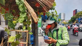 Lái xe công nghệ ghé điểm tiếp nước miễn phí để uống giải nhiệt dưới thời tiết nắng nóng.