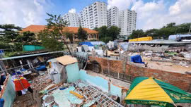 Hàng chục căn nhà xây trái phép tại hẻm 117 Hồ Văn Long, phường Tân Tạo, quận Bình Tân (TP Hồ Chí Minh) đã được người dân tự tháo dỡ.