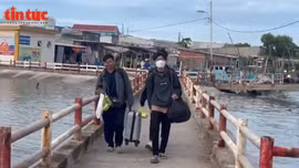 Các thí sinh từ xã đảo Thạnh An (huyện Cần Giờ, TP Hồ Chí Minh) được hỗ trợ vào đất liền dự thi.