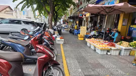 Những vỉa hè đầu tiên ở TP Hồ Chí Minh đủ điều kiện cho thuê đã được kẻ vạch vàng phân chia.