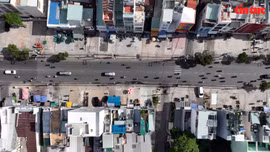 Một đoạn đường Cách Mạng Tháng 8 (quận Tân Bình, TP Hồ Chí Minh) đã bàn giao mặt bằng để thực hiện thi công.