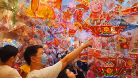 Khu vực phố lồng đèn Lương Nhữ Học (Quận 5, TP Hồ Chí Minh) đã trở nên lung linh hơn bởi sắc màu toả ra từ hàng nghìn chiếc lồng đèn, thu hút đông đảo người dân về đây tham quan, mua sắm và chụp ảnh.