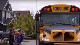 Các quốc gia quy định như thế nào về hoạt động đưa đón trẻ bằng xe buýt?