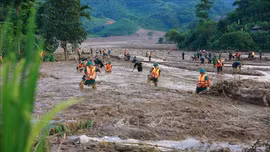 Xúc động hình ảnh bộ đội biên phòng tìm kiếm nạn nhân ở Làng Nủ