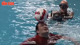 Kỷ lục Guinness về giữ bóng thăng bằng trên đầu hơn 8 phút khi ở dưới nước 