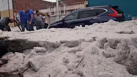 Thành phố ở Mexico bị chôn vùi dưới biển tuyết giữa sóng nhiệt bất thường