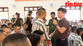 Nghệ sĩ Xuân Bắc giao lưu cùng phạm nhân trại giam Thanh Xuân