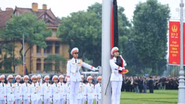 Lễ treo cờ rủ Quốc tang để tưởng nhớ Tổng Bí thư Nguyễn Phú Trọng tại quảng trường Ba Đình