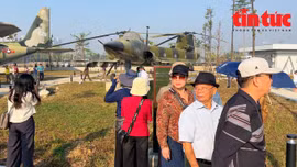 Bảo tàng Lịch sử quân sự Việt Nam thu hút đông đảo người dân và du khách trong ngày đầu mở cửa