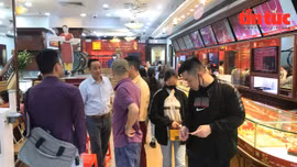 Giá vàng tăng vọt 2 triệu đồng trong ngày 9/4, người dân vẫn đổ xô đi mua