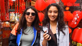 Du khách quốc tế thích thú trải nghiệm không khí Tết Việt Nam trên phố Hàng Mã