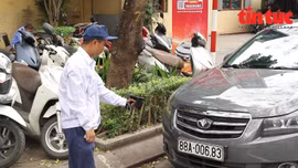 Thu phí trông xe không dùng tiền mặt vẫn còn bất cập do 'lỗi mạng'