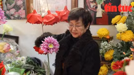 Nghệ nhân hoa lụa làm luôn tay phục vụ Tết