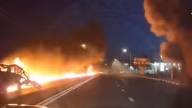 Xe ô tô nổ tung khi đang chạy trên đường cao tốc ở Nga do trúng đạn pháo từ Ukraine 