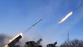 Tên lửa và UAV bị bắn hạ trên bầu trời Kiev khi Nga tấn công Ukraine