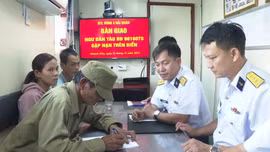 Vùng 4 Hải quân cứu nạn ngư dân bị bệnh trên biển Trường Sa