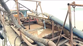 Tái diễn tình trạng khai thác cát trái phép trên sông Hồng